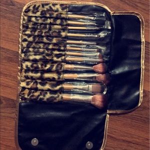 Leopard brush set